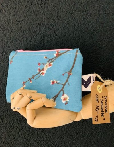 En jeans, trousse, pochette, fait main, local, artisanal, lovelyloup, coloré, original, cuir vegan
